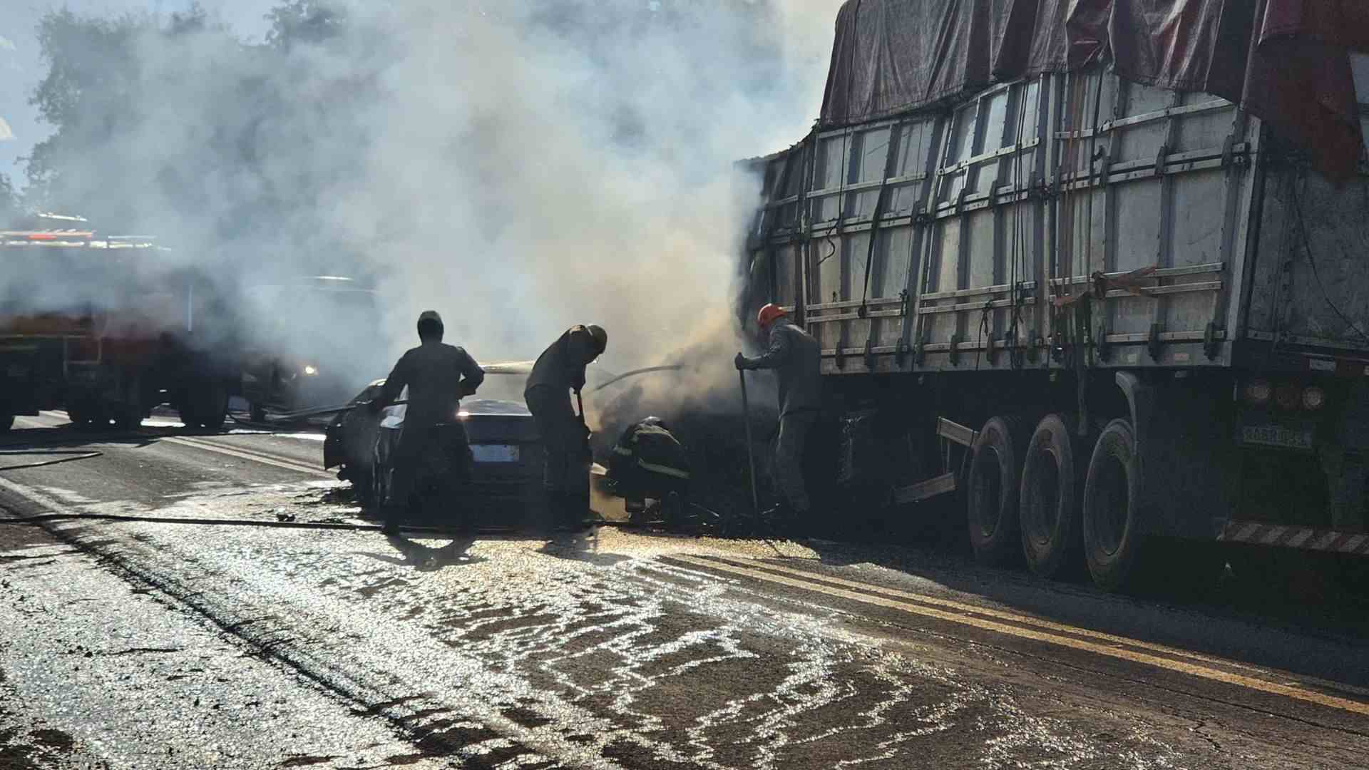 Caminhão carregado com carvão pega fogo após colisão e duas pessoas morrem próximo a Miranda