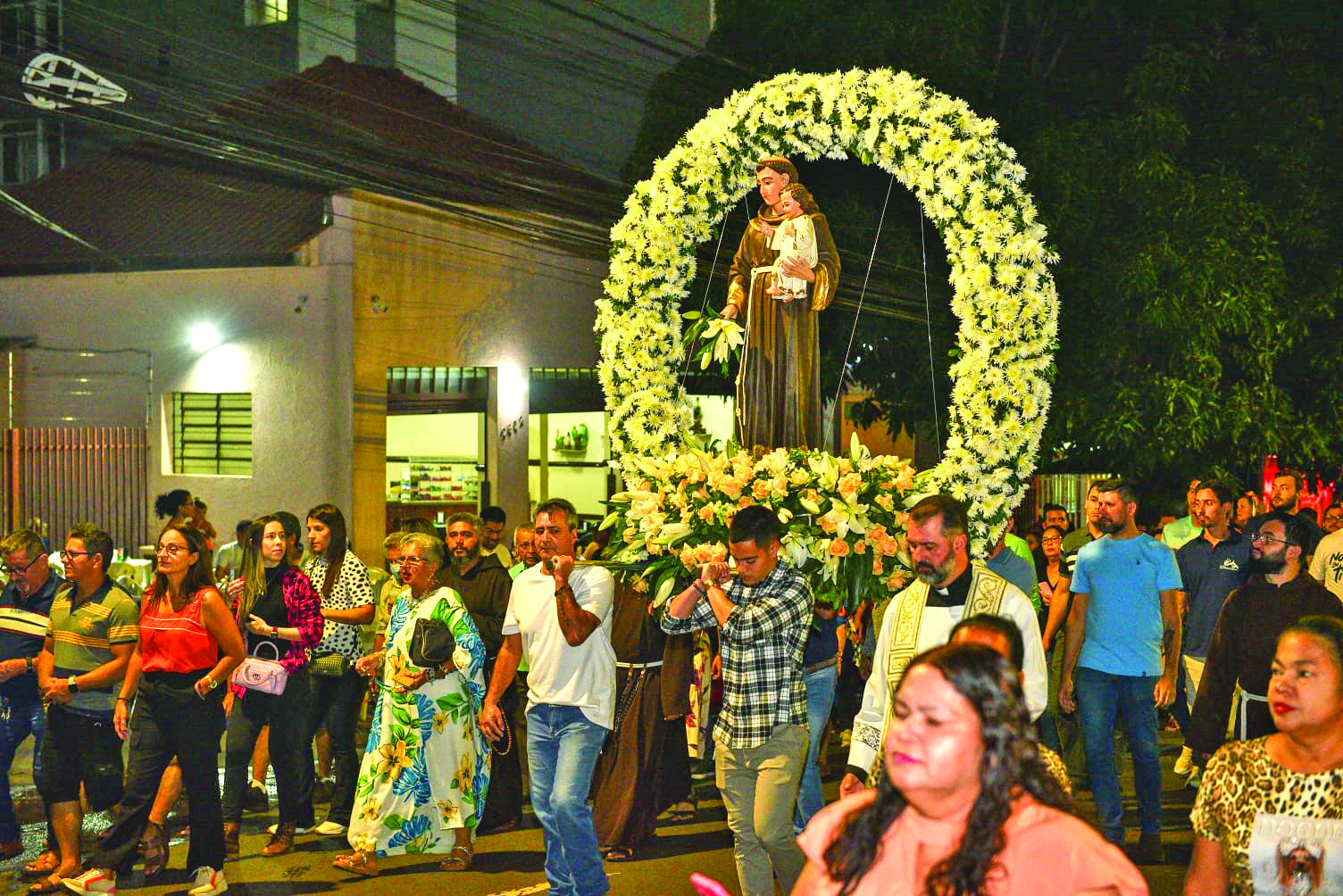 Fiéis buscam a intercessão de Santo Antônio para se casarem