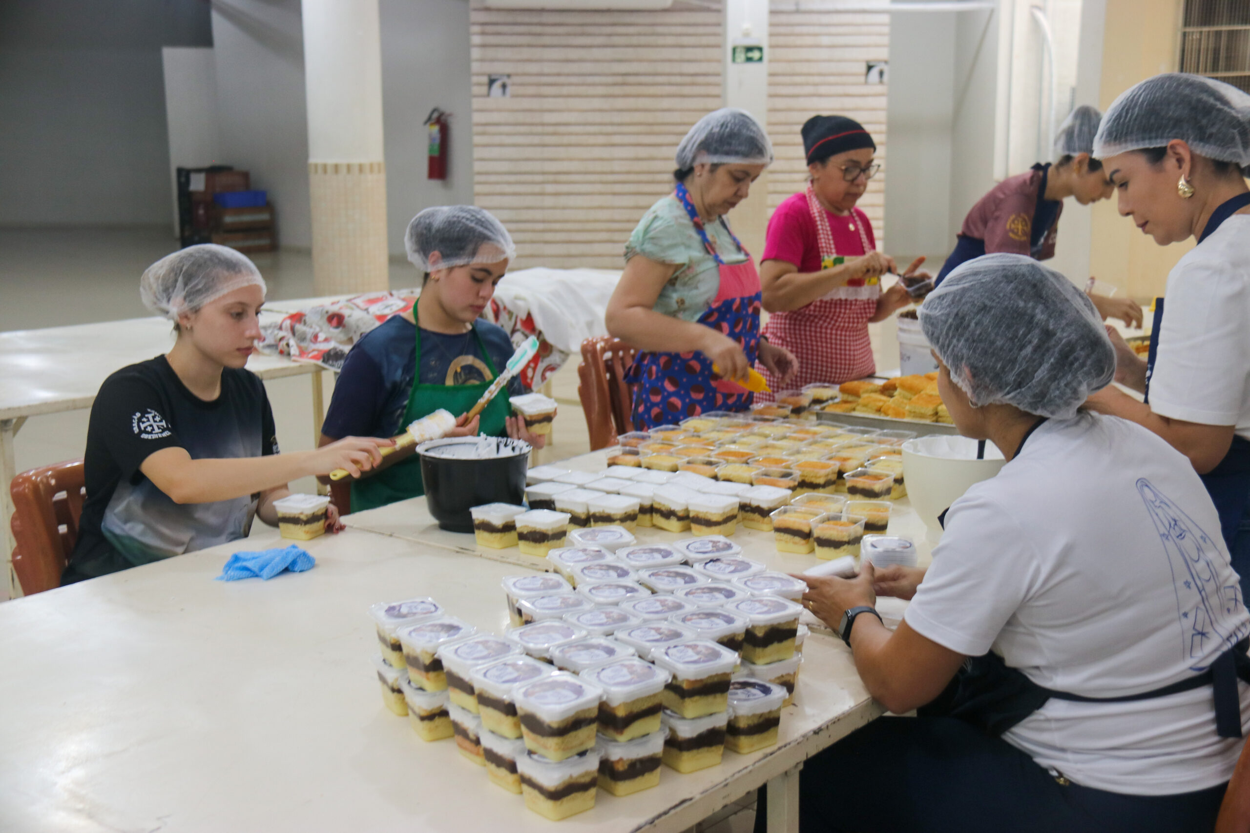 Voluntários se dedicam ao bolo de Santo Antônio como forma de agradecimento