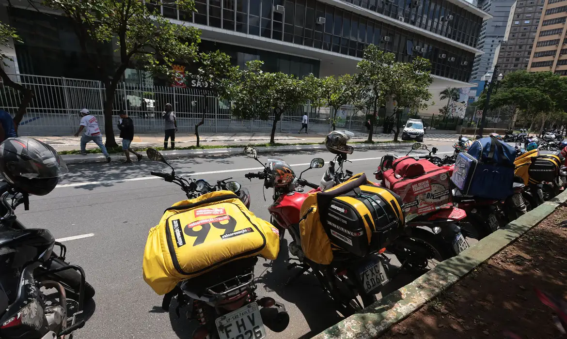 Governo Lula estuda crédito para entregadores de app e prevê áreas de descanso em estradas para caminhoneiros