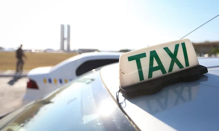 Governo Federal isenta taxistas de taxa de verificação de taxímetros
