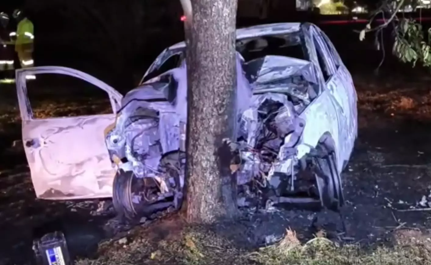 Motorista morre e criança é socorrida após carro bater em árvore e pegar fogo em Dourados