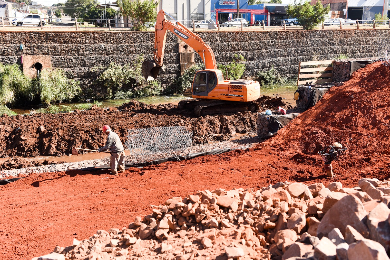 Obra de contenção de enchentes na Ernesto Geisel atinge 50% de execução e avança para conclusão até fevereiro de 2026