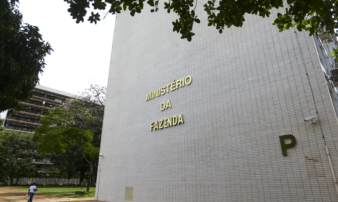 Fazenda eleva projeção de crescimento do PIB e reduz estimativa de inflação para 2025
