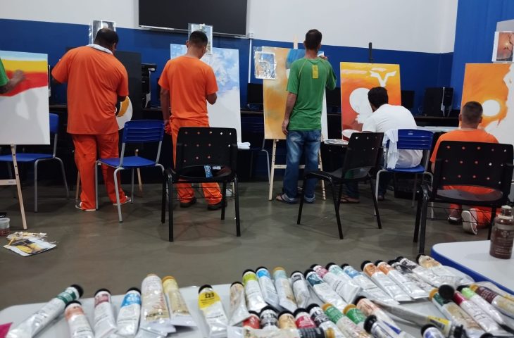 Internos da penitenciária de Dourados participam de oficinas de pintura e têm obras exibidas fora do presídio