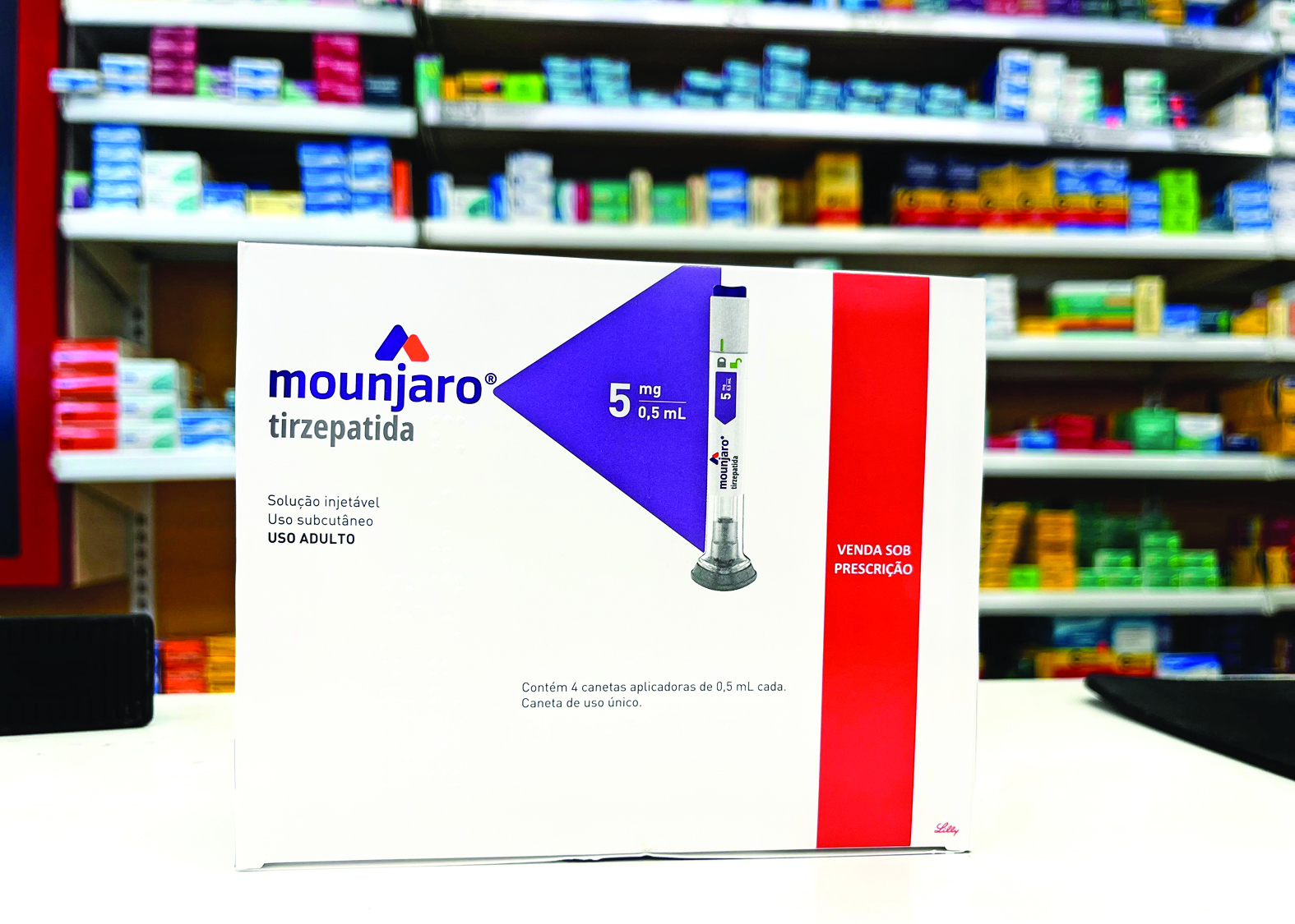 Agência Nacional de Vigilância Sanitária apreende medicamentos falsificados e proíbe implantes hormonais manipulados