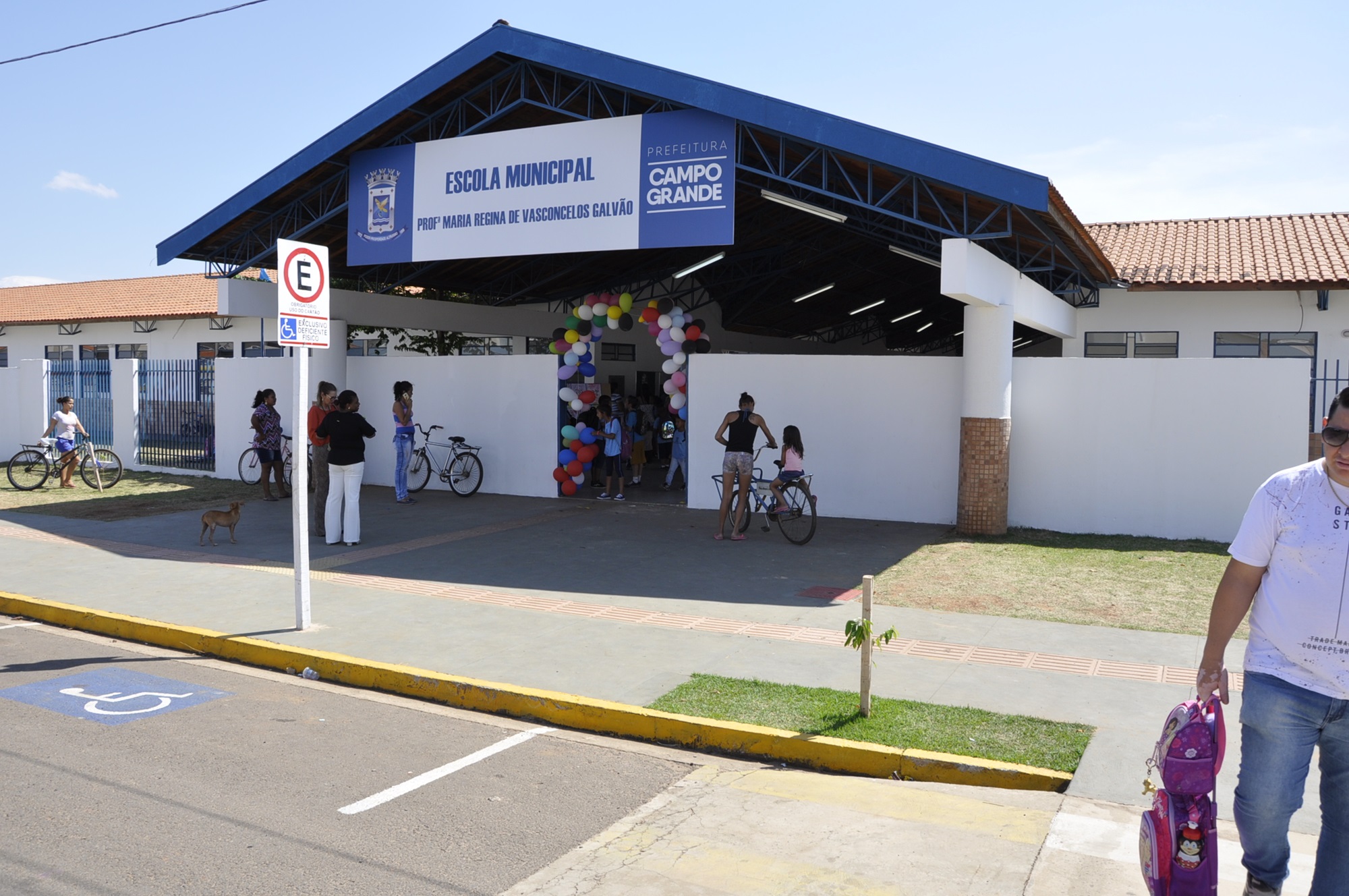 Semed e GCM reforçam conscientização para que crianças não aceitem comida de estranhos