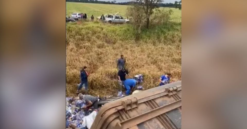 Carreta com carga de leite tomba em rodovia e é saqueada por populares em Nova Alvorada do Sul