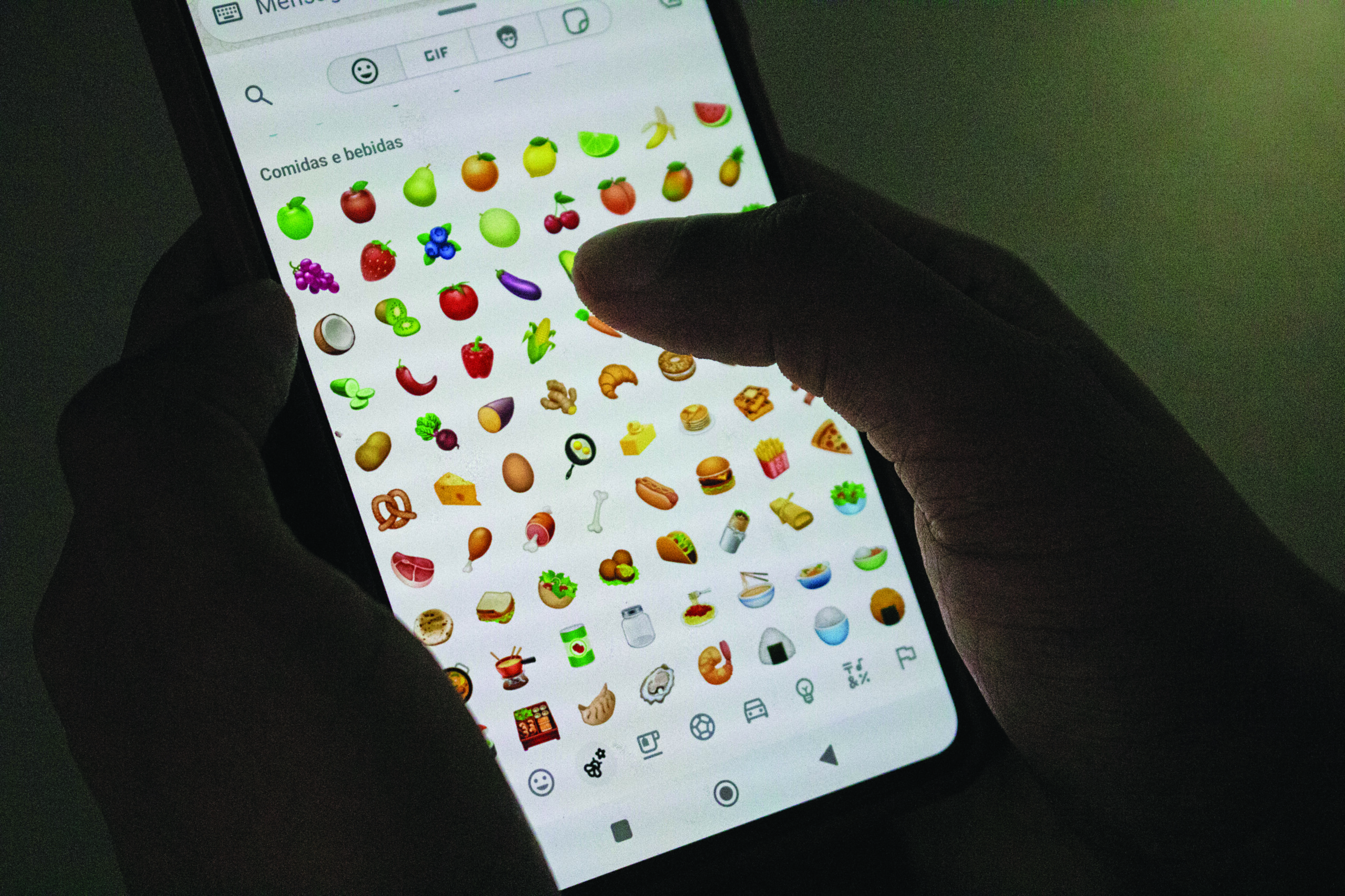 Pedófilos usam emojis e códigos em redes sociais para disfarçar comunicação; especialista alerta