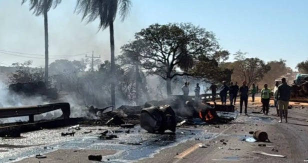 Grave acidente na BR-267 termina com três mortos carbonizados
