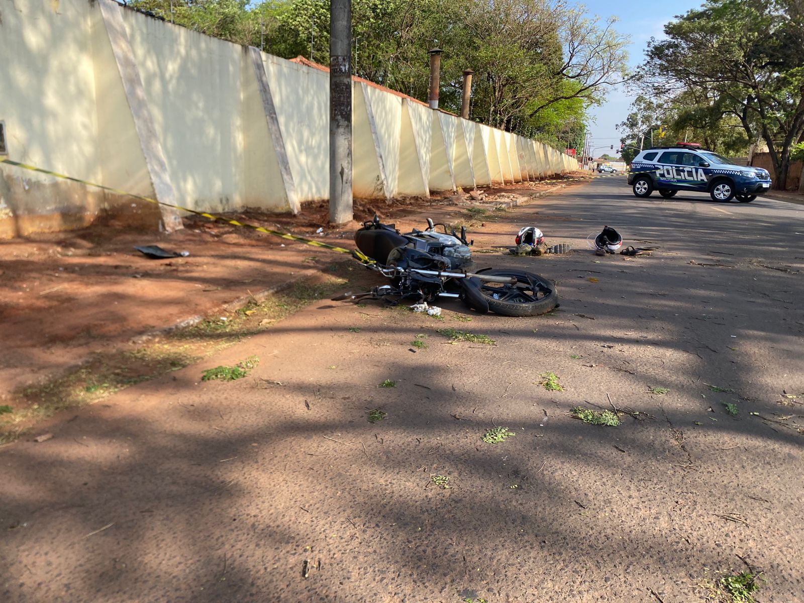 Quatro em uma moto ficam em estado grave após colidirem com um poste, em Campo Grande