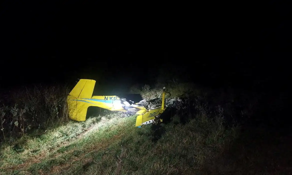 Avião que caiu em Aquidauana colidiu com árvores antes de atingir o solo, diz Cenipa