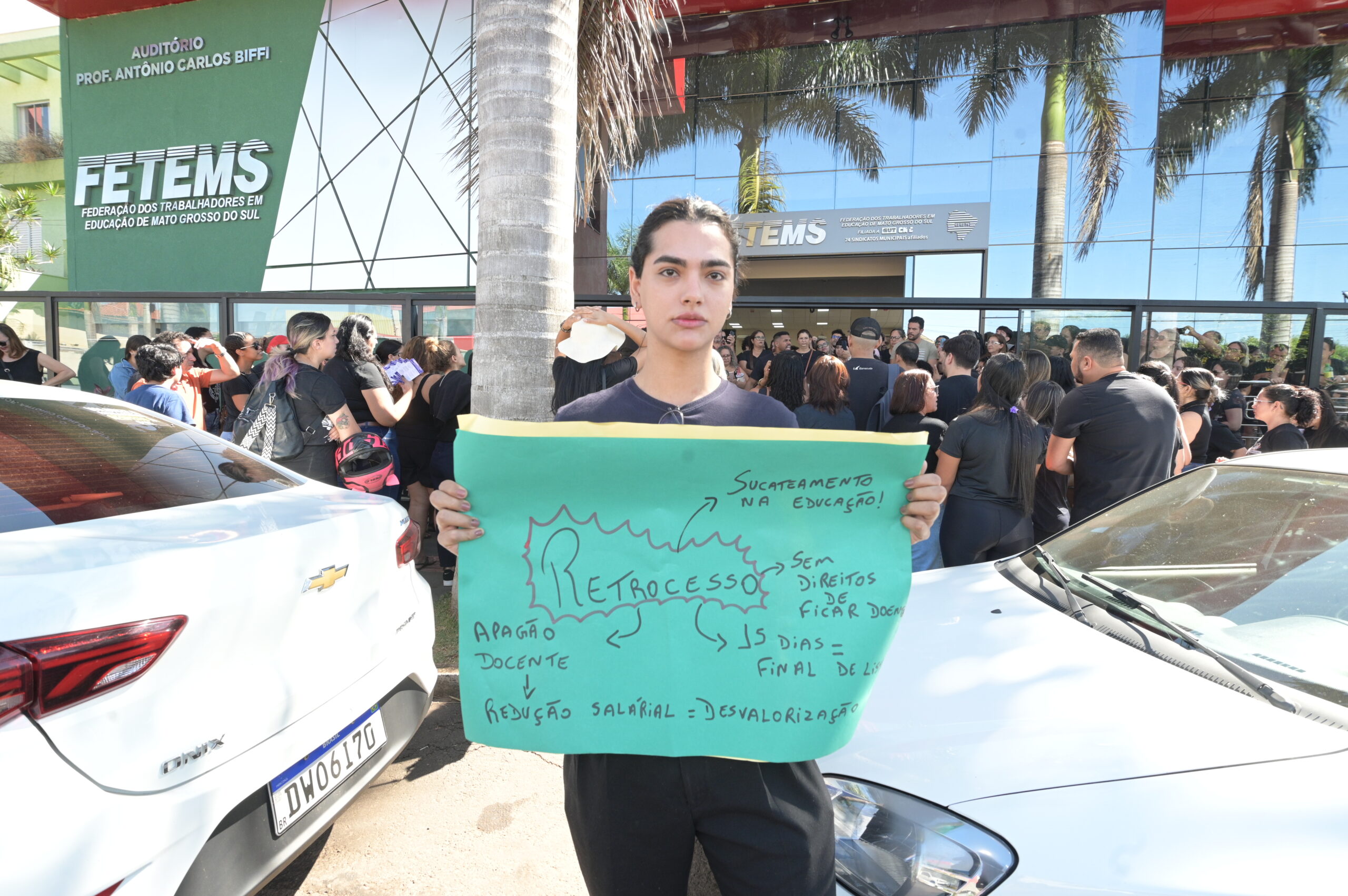 Professores protestam contra edital que reduz direitos em Campo Grande