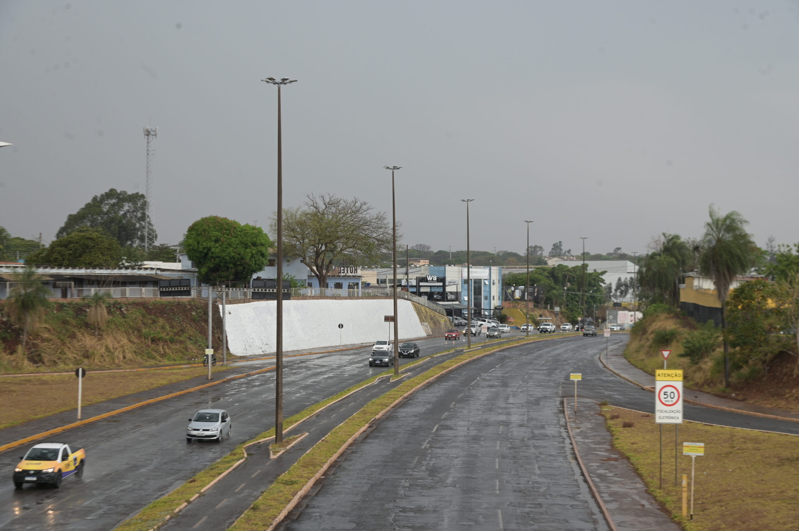 Após duas semanas de seca e calor intenso, chuva retorna a Campo Grande em meio a alerta de tempestade para MS