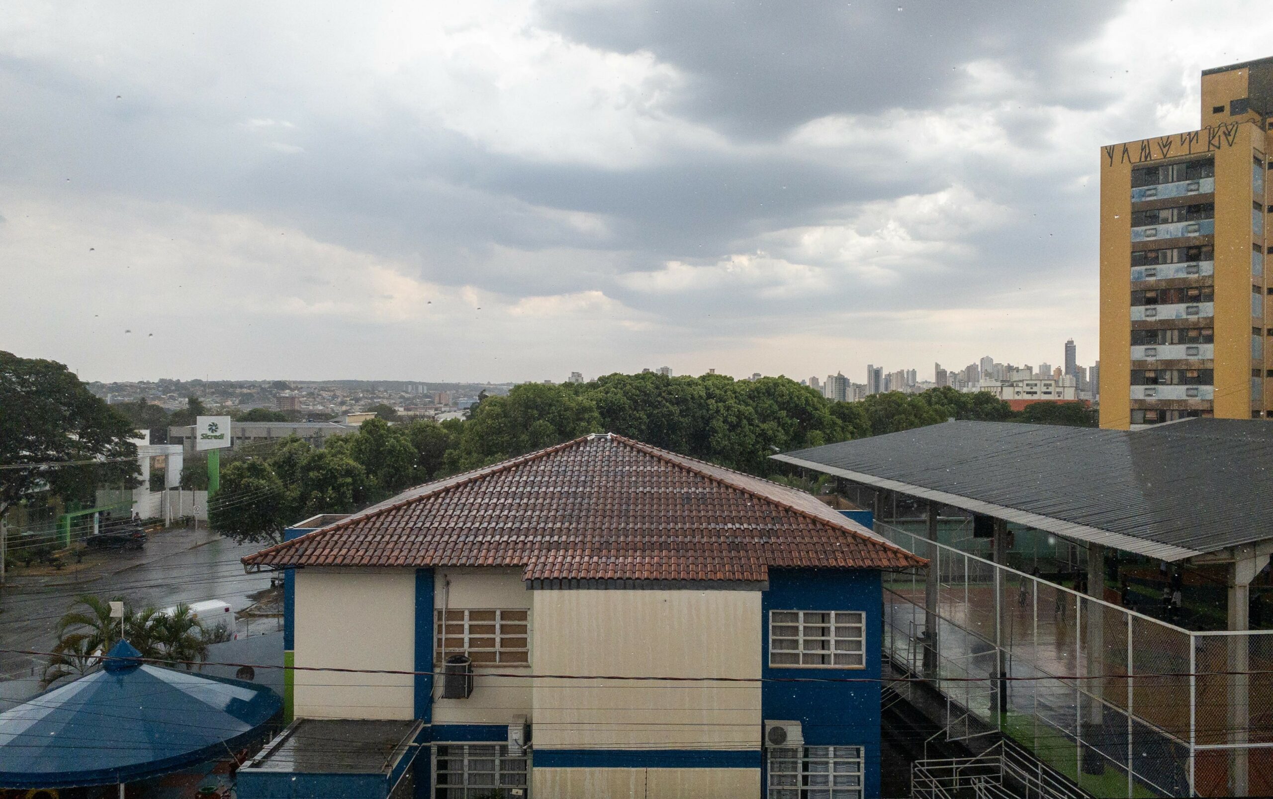 Prepare o guarda-chuva: bairros da Capital registram garoa na manhã desta segunda-feira
