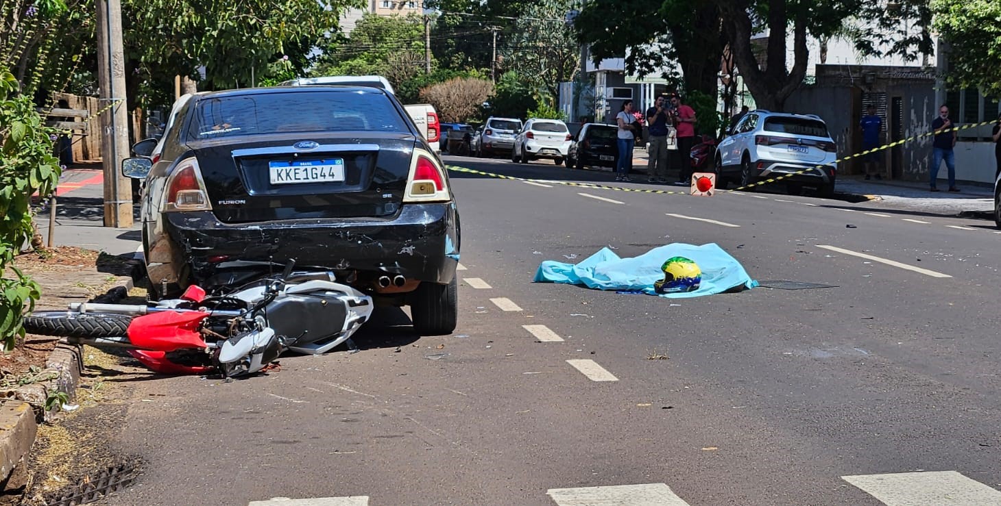 Vídeo: Assessor de vereador morre após motocicleta ser atingida por caminhonete na Capital