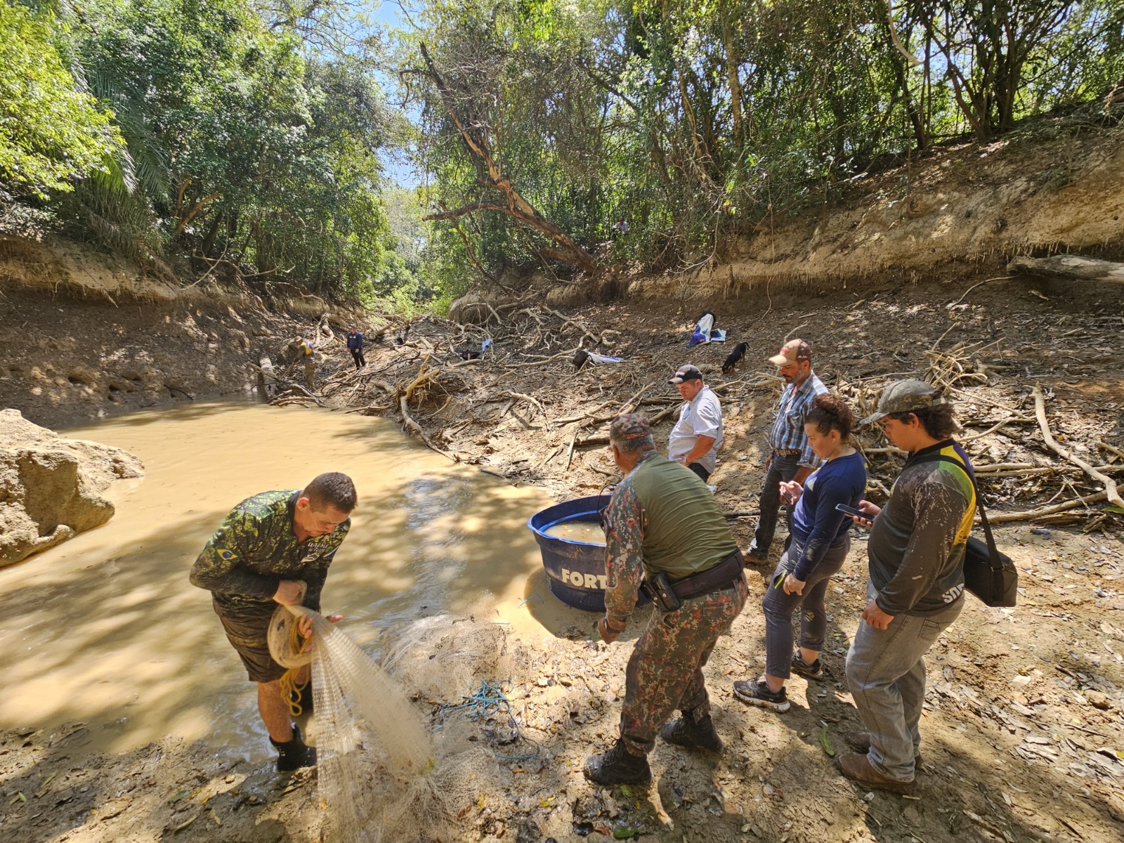 Seca ameaça sobrevivência de peixes e nova ação de resgate será realizada