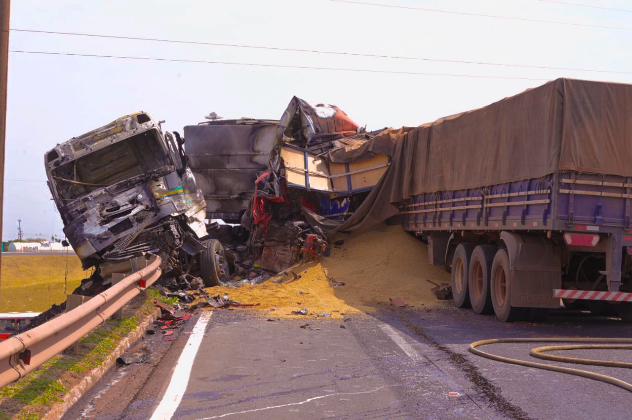 Carreta pega fogo após colisão e motorista morre prensado na BR-163 em Campo Grande