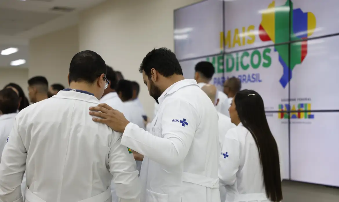 Governo cria bolsa para garantir permanência de estudantes de medicina em situação de vulnerabilidade