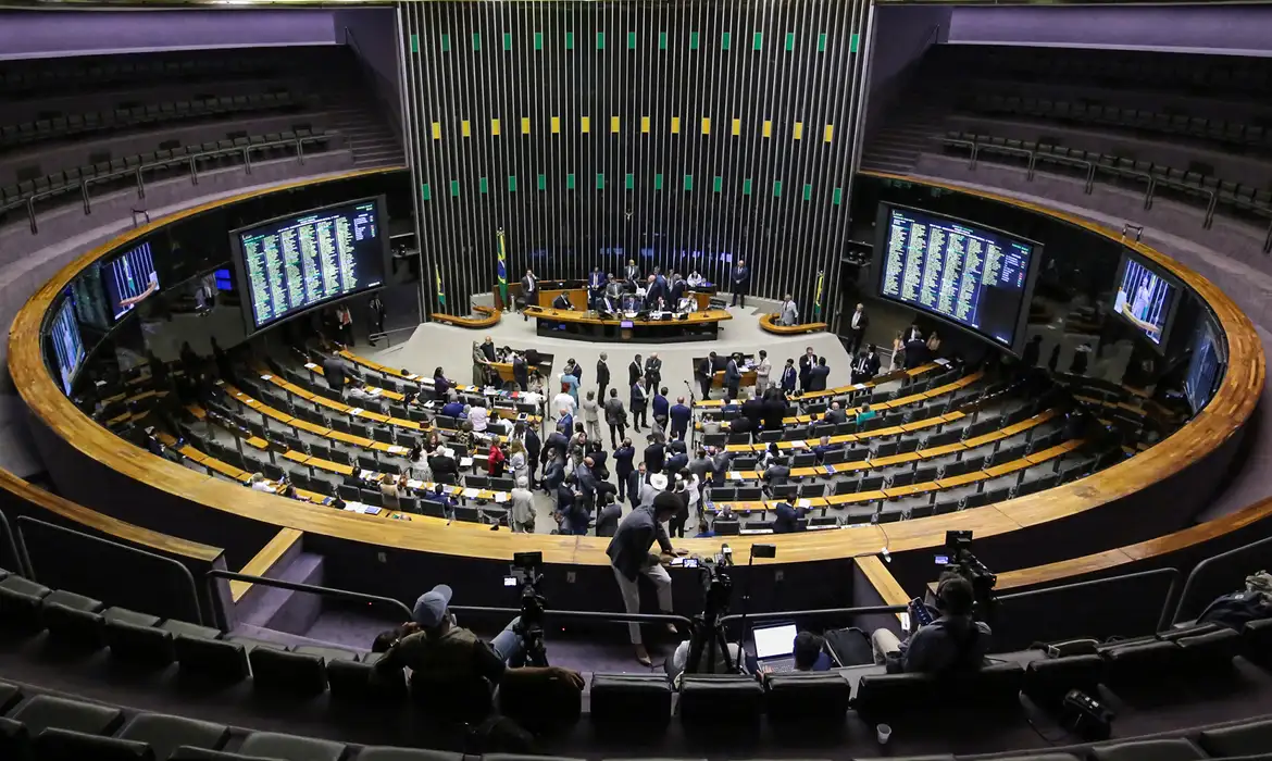 Câmara aprova isenção do Imposto de Renda para quem ganha até R$ 5 mil; texto segue para o Senado
