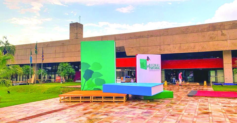 Estreia da Bienal, shows no interior e circo na praça são atrações para todos os gostos!