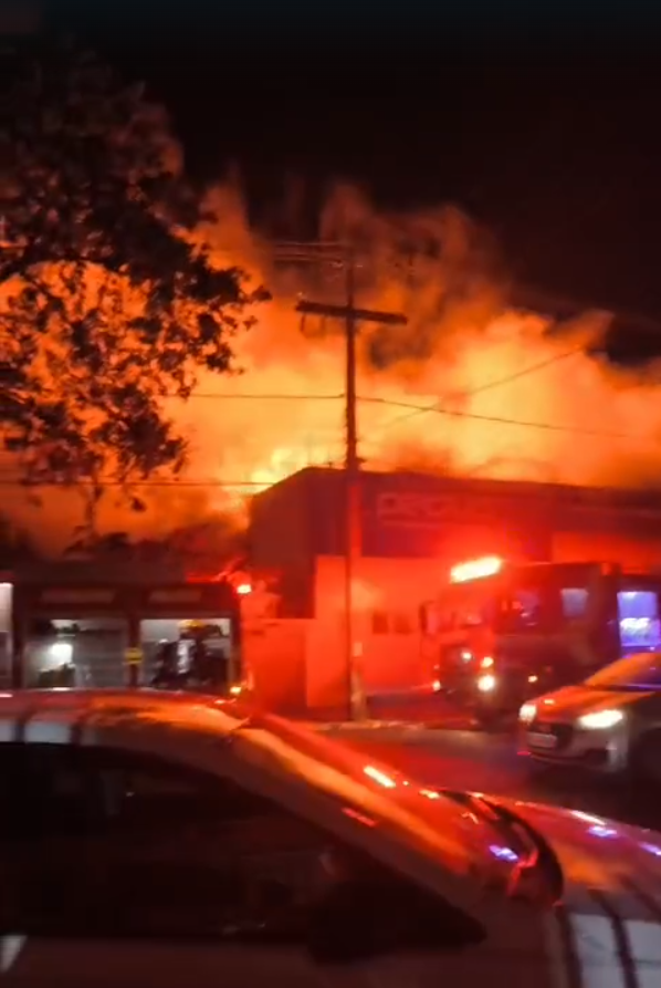 Incêndio atinge loja de lubrificantes na Capital