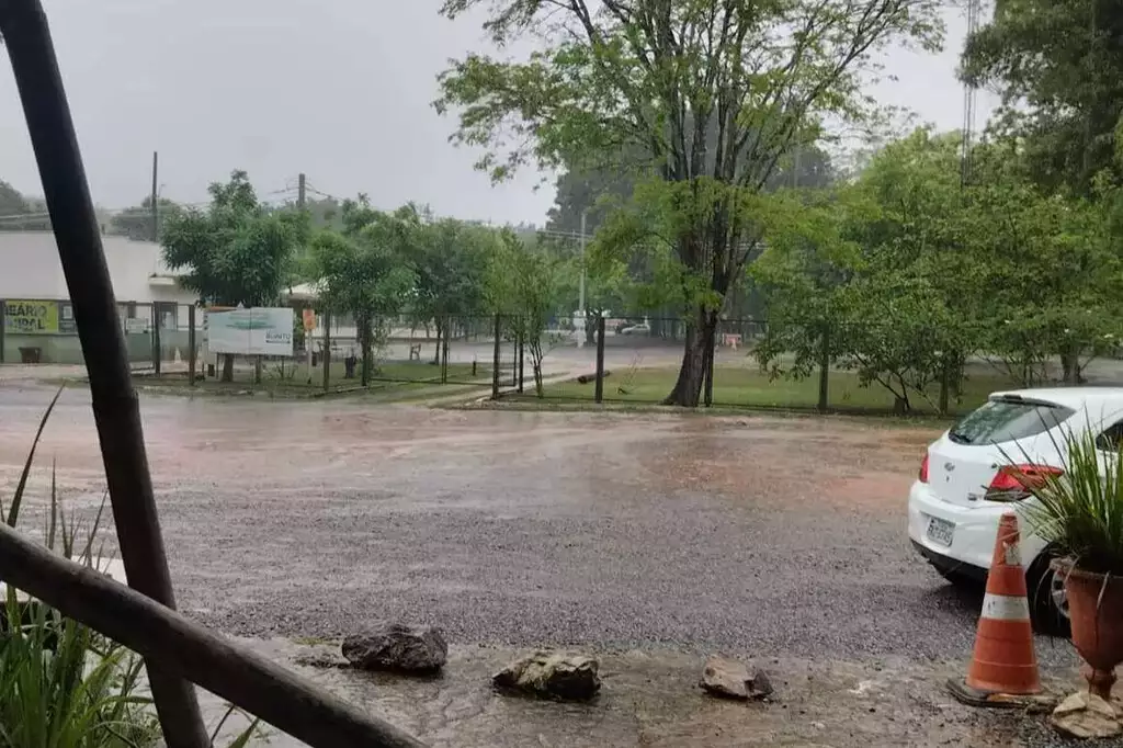 Temporal alaga ruas em Bonito e coloca Mato Grosso do Sul em alerta para tempestades