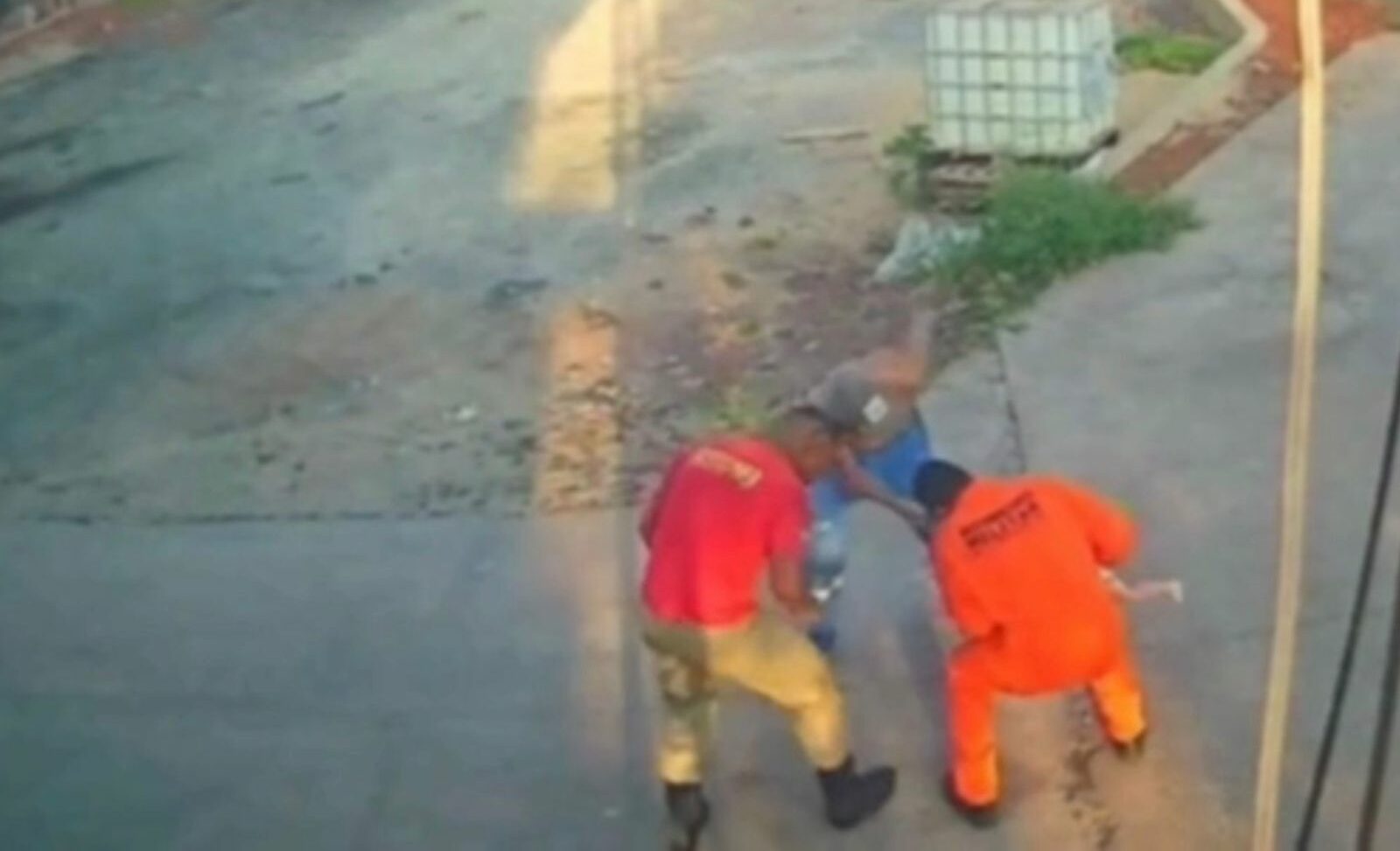 Vídeo! Bebê é salvo por bombeiros após engasgar com pedaço de plástico em Corumbá