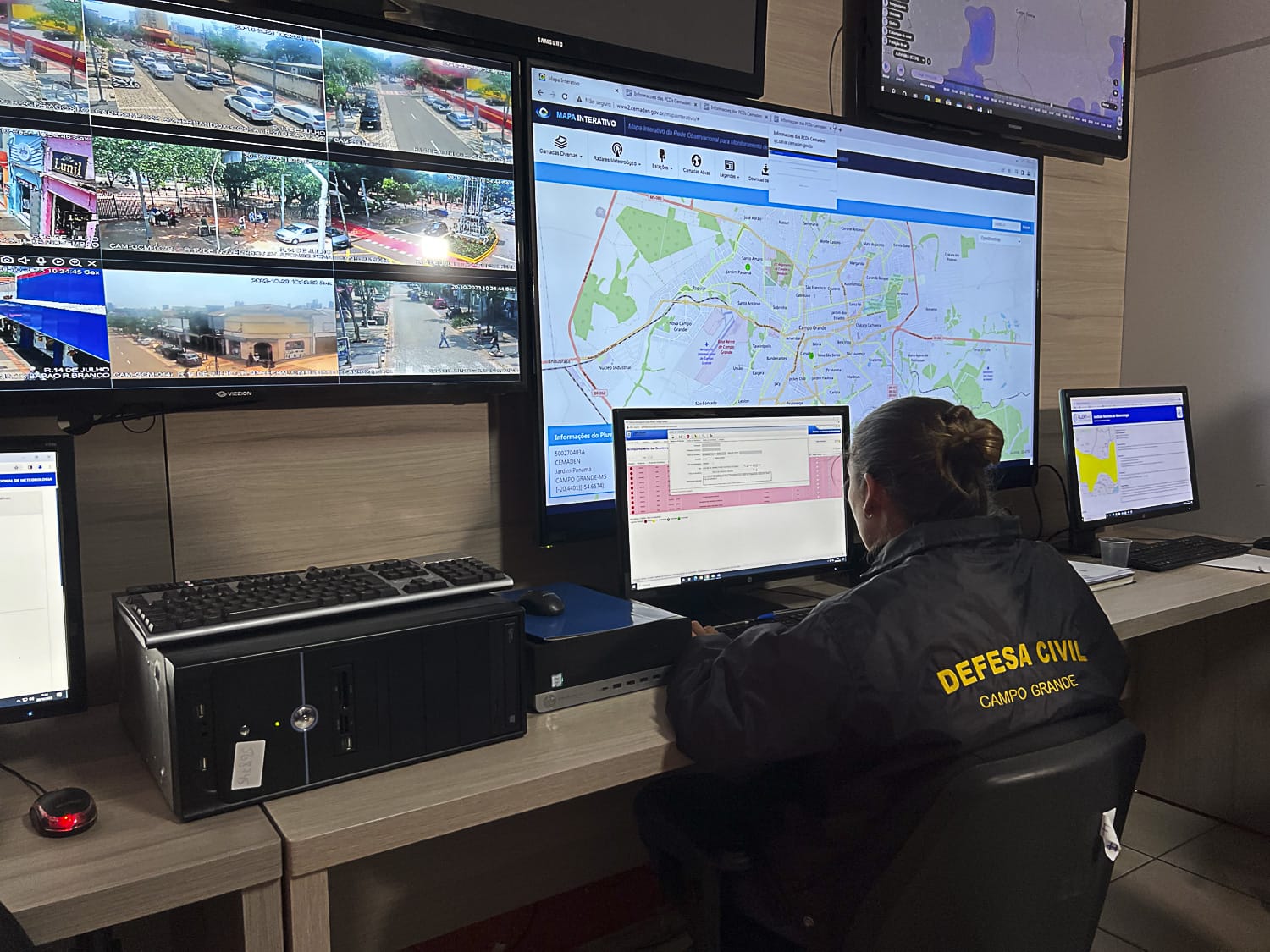 Defesa Civil emite alerta para risco de chuvas intensas até amanhã na Capital