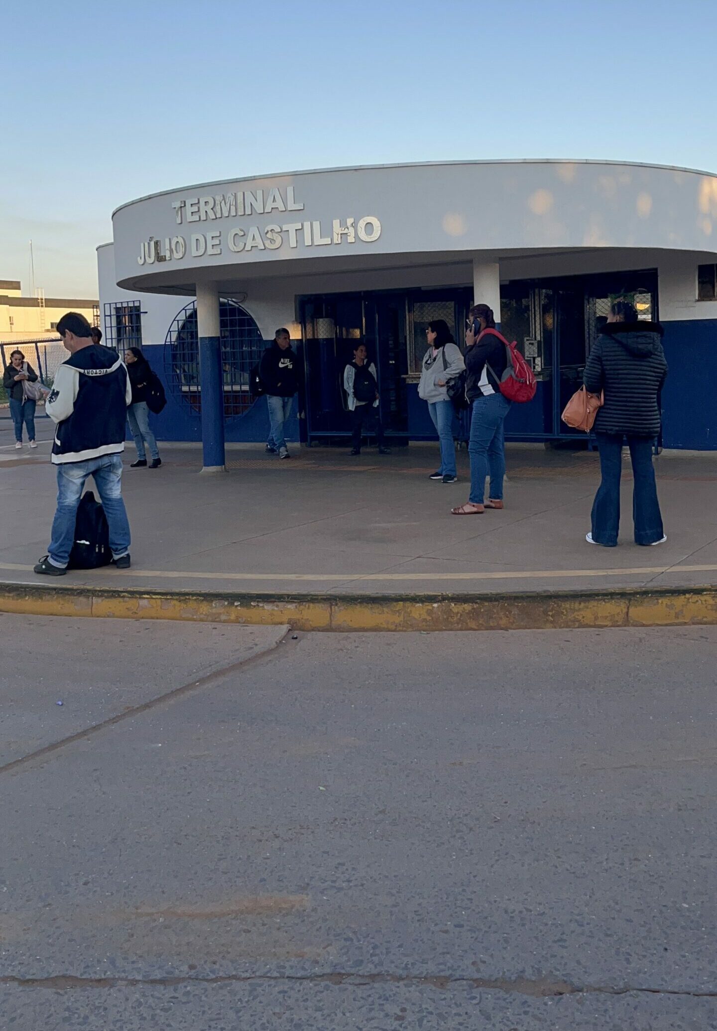 Motoristas paralisam transporte coletivo em Campo Grande por atraso no pagamento de vale