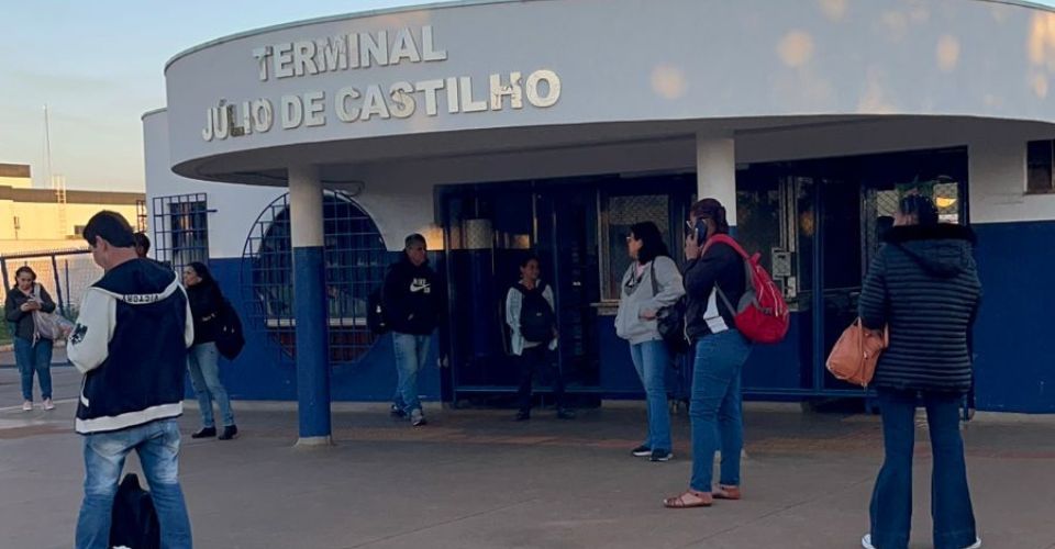 Motoristas paralisam transporte coletivo em Campo Grande por atraso no pagamento de vale