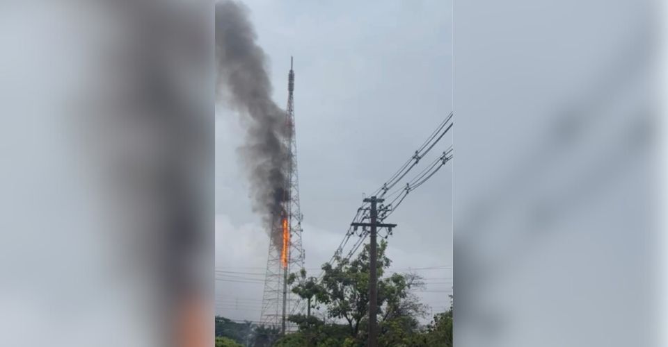 Torre de transmissão da TV MS Record pega fogo em Campo Grande neste domingo