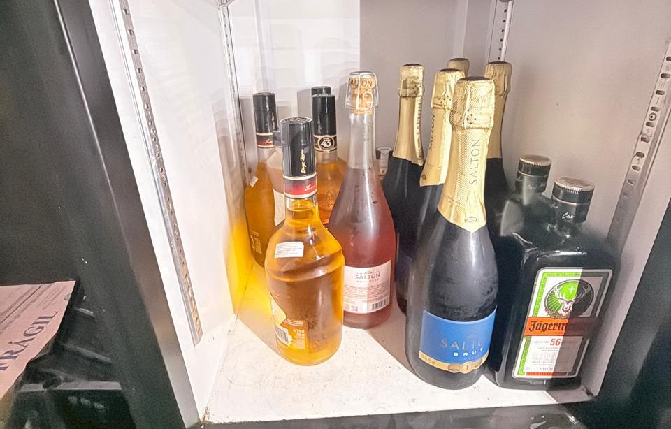 Operação Metanol 2 apreende bebidas vencidas e falsificadas em bares e casas noturnas de Campo Grande