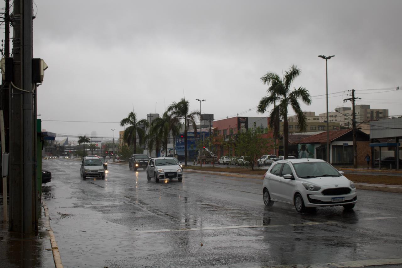 Tempestades isoladas e calor com nuvens predominam em MS no sábado