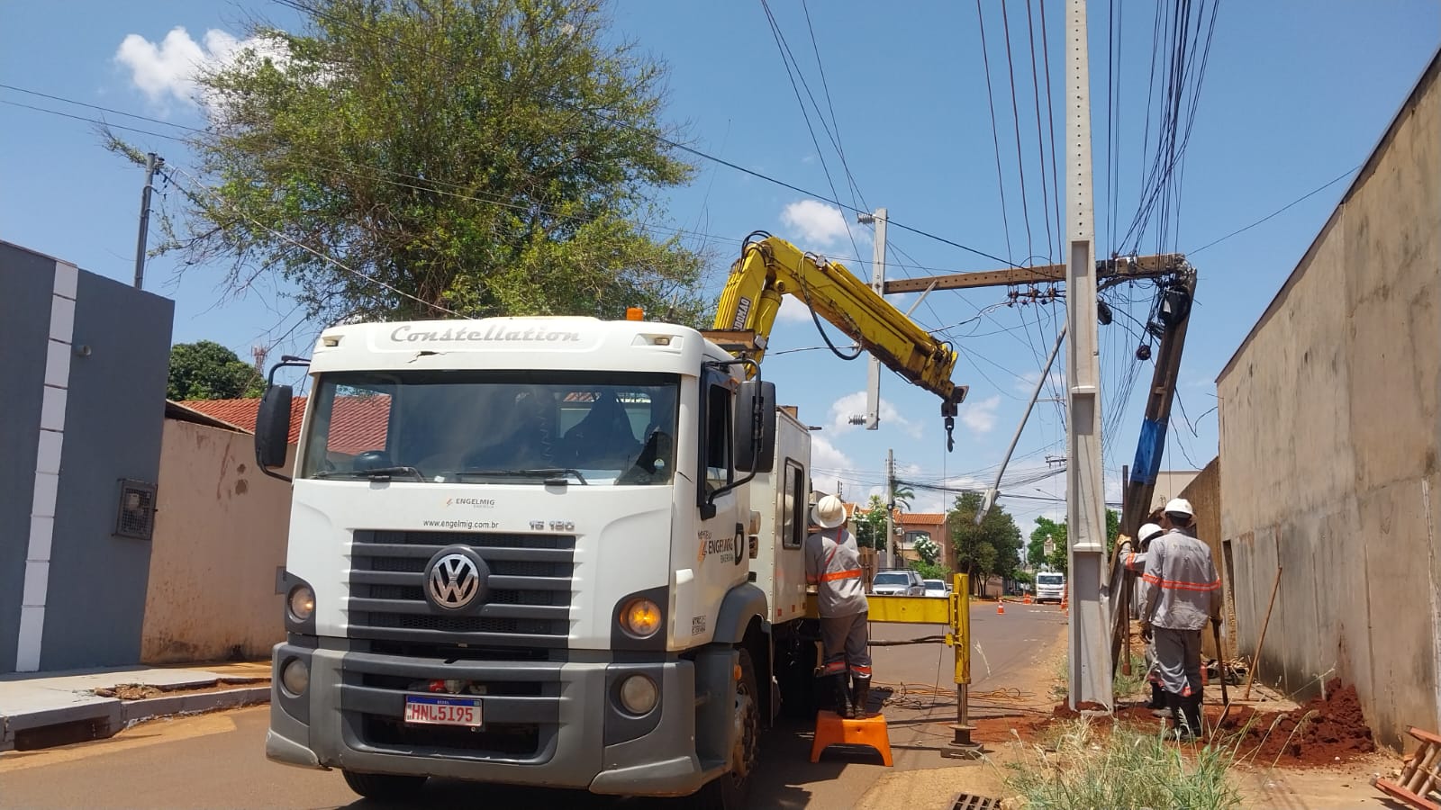 Batida de carro em poste deixa quase 300 casa sem energia em Campo Grande