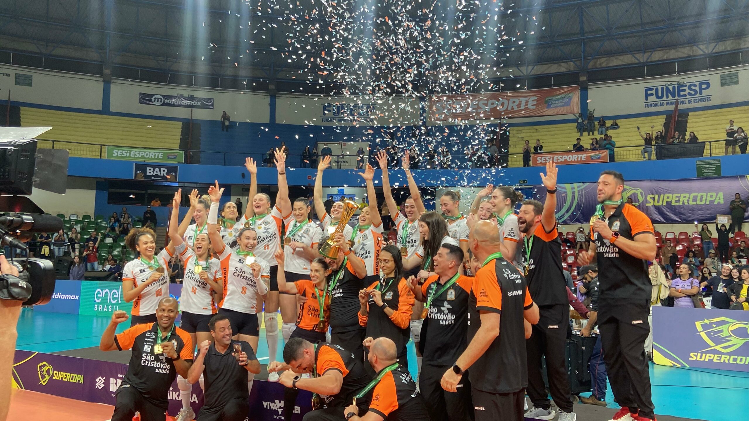 Osasco conquista a Supercopa de Vôlei e completa ciclo histórico de Camila Brait