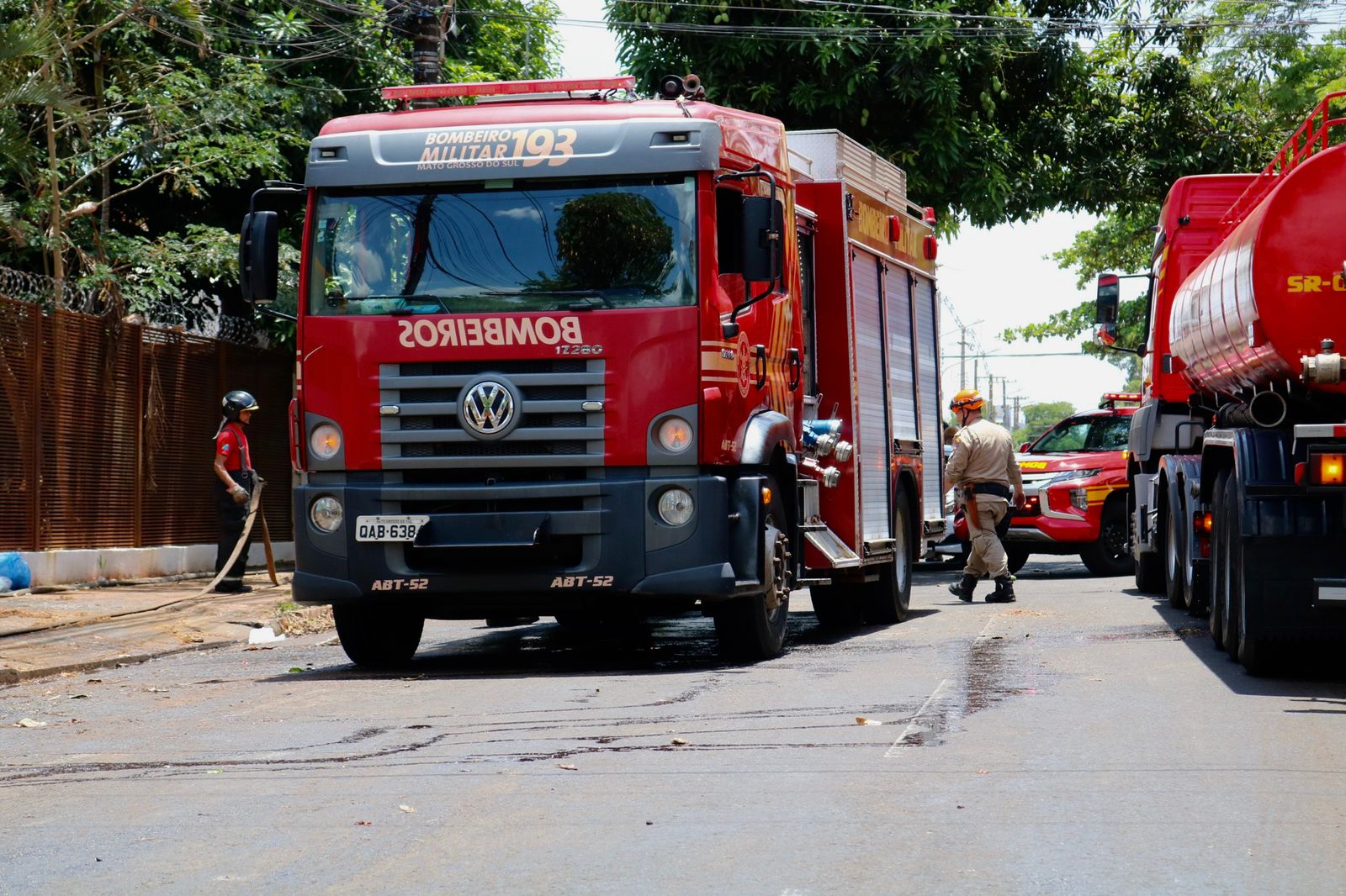Fogo em loja que avançou para casa de vizinha foi contido e trabalho de retirada do óleo será realizado