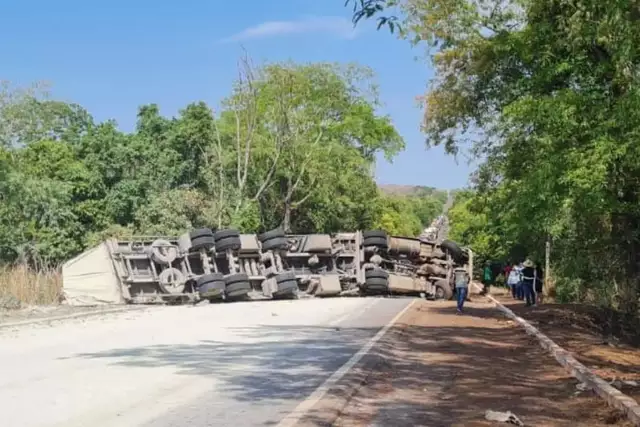 Carreta carregada com cimento tomba e interdita BR-262 na região de Terenos