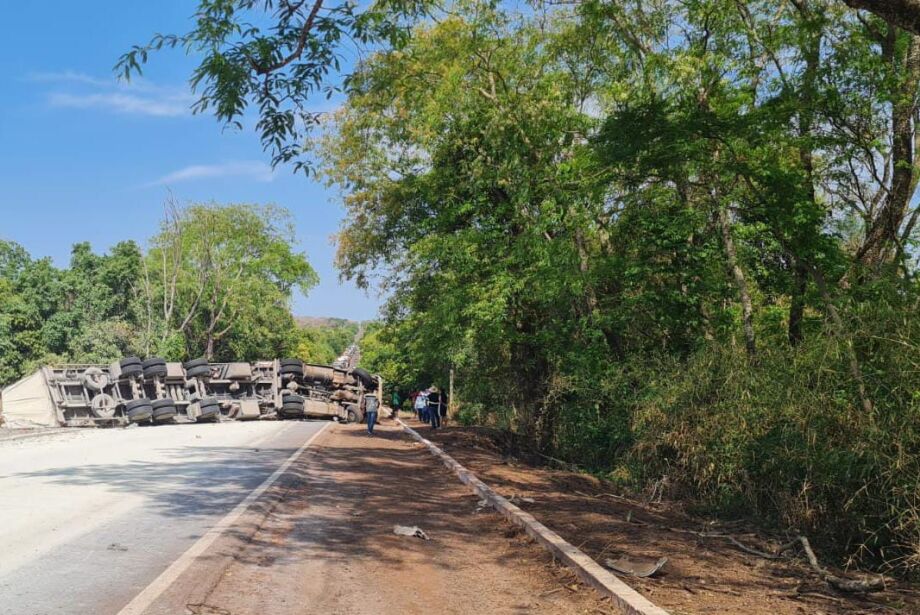 Condutor de carreta que tombou na BR-262 é preso após teste apontar embriaguez