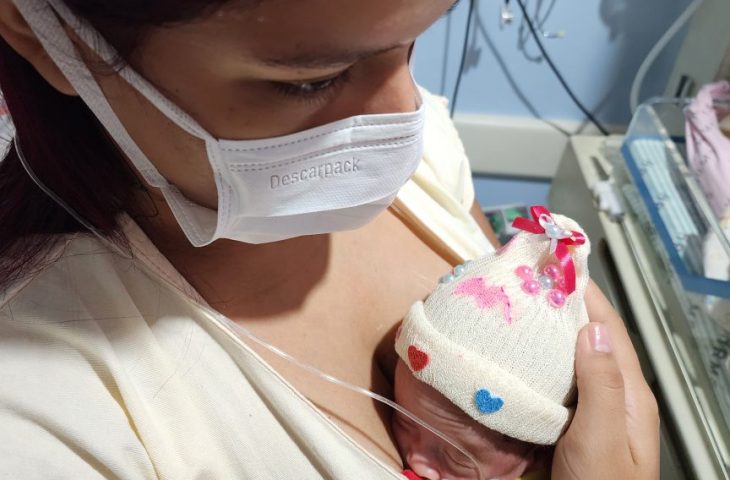 ‘Toucas malucas’ levam leveza e acolhimento a mães de bebês internados na UTI Neonatal do Hospital Regional