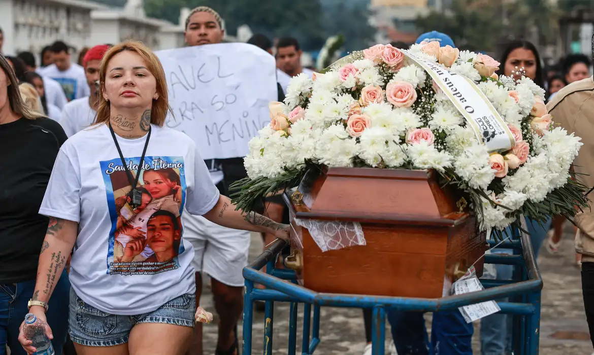 Últimos corpos de mortos em operação no Rio deixam o IML