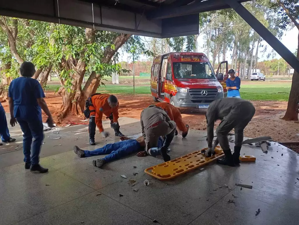 Funcionário fica ferido após cair de telhado em Campo Grande