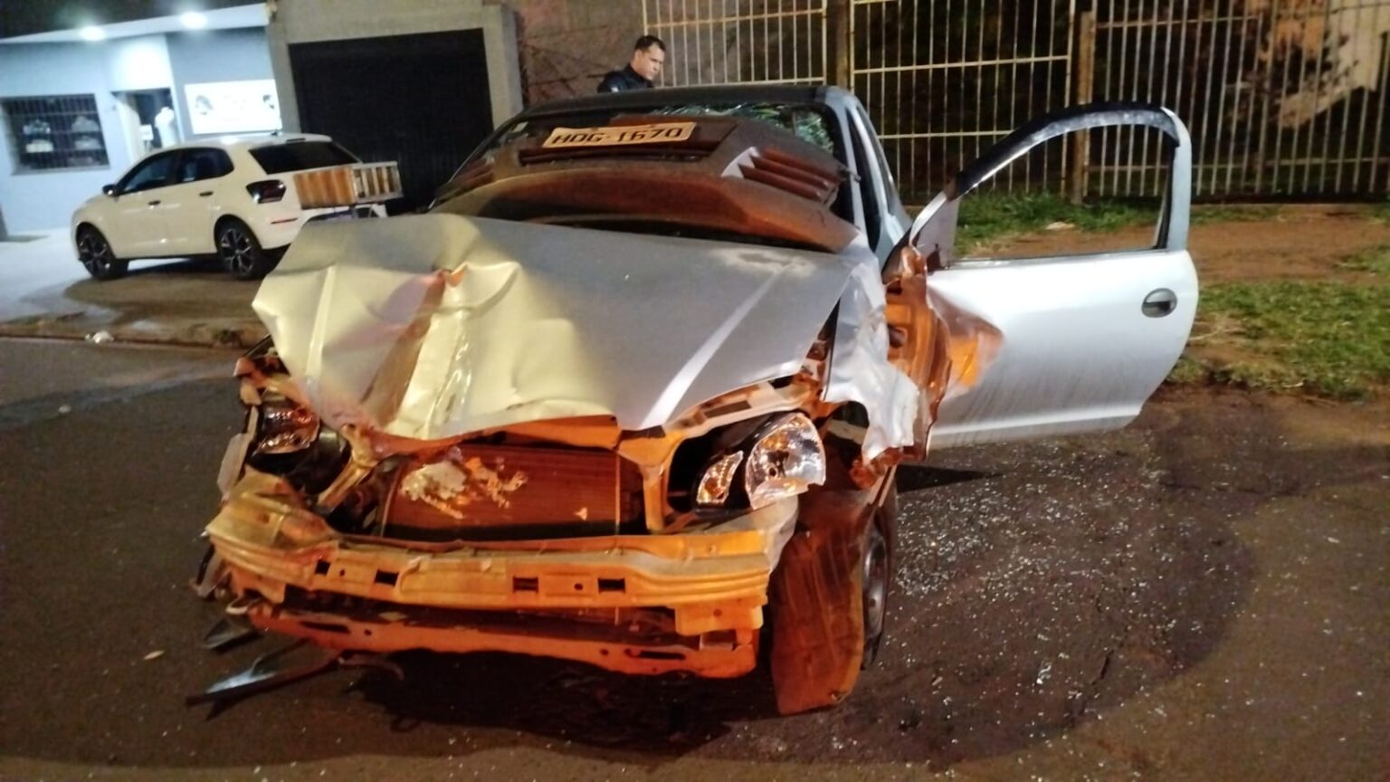 Motorista perde controle e colide com poste na Vila Santa Luzia