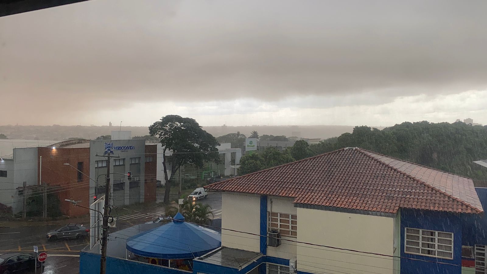 Sob alerta de temporal, chuva acompanhada de ventos fortes atingem Campo Grande