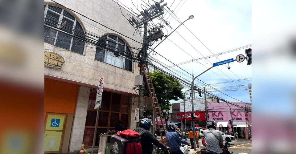 Rede Limpa retira 15 mil metros de fios irregulares e abandonados em 43 postes em Campo Grande