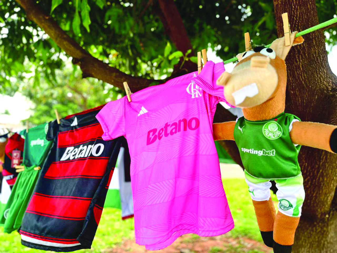 Comércio do futebol: Final da Libertadores aquece demanda por bandeiras e camisetas