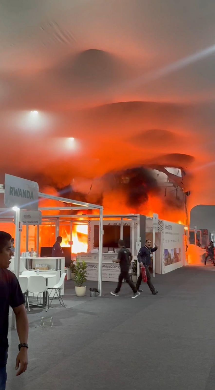 Vídeo: Incêndio atinge área da Blue Zone da COP30 e força evacuação em Belém