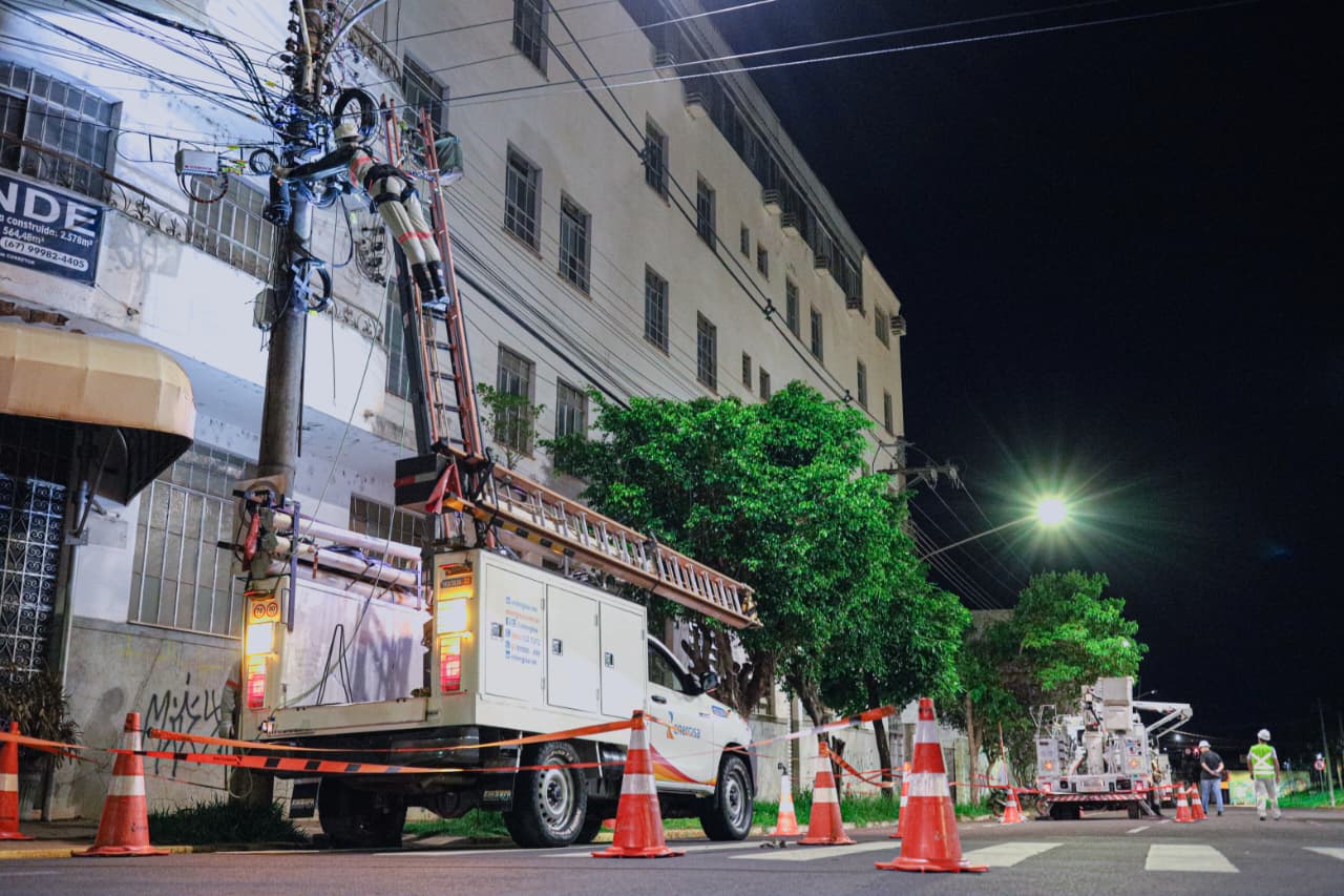 Rede Limpa retira 15 mil metros de fios irregulares e abandonados em 43 postes em Campo Grande