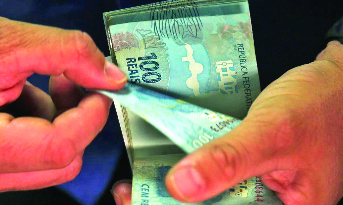 Trabalhadores devem injetar R$ 369,4 bilhões na economia com o pagamento do 13º salário