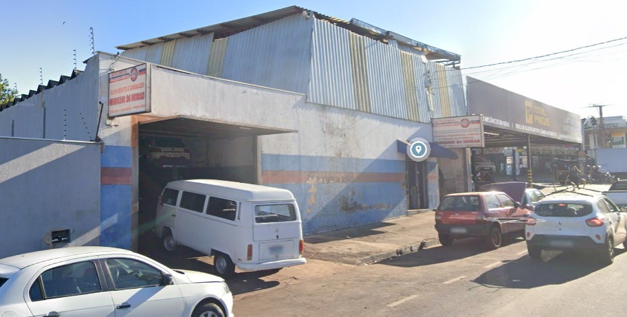 Caminhonete deixada para manutenção pega fogo durante a madrugada em oficina da Capital